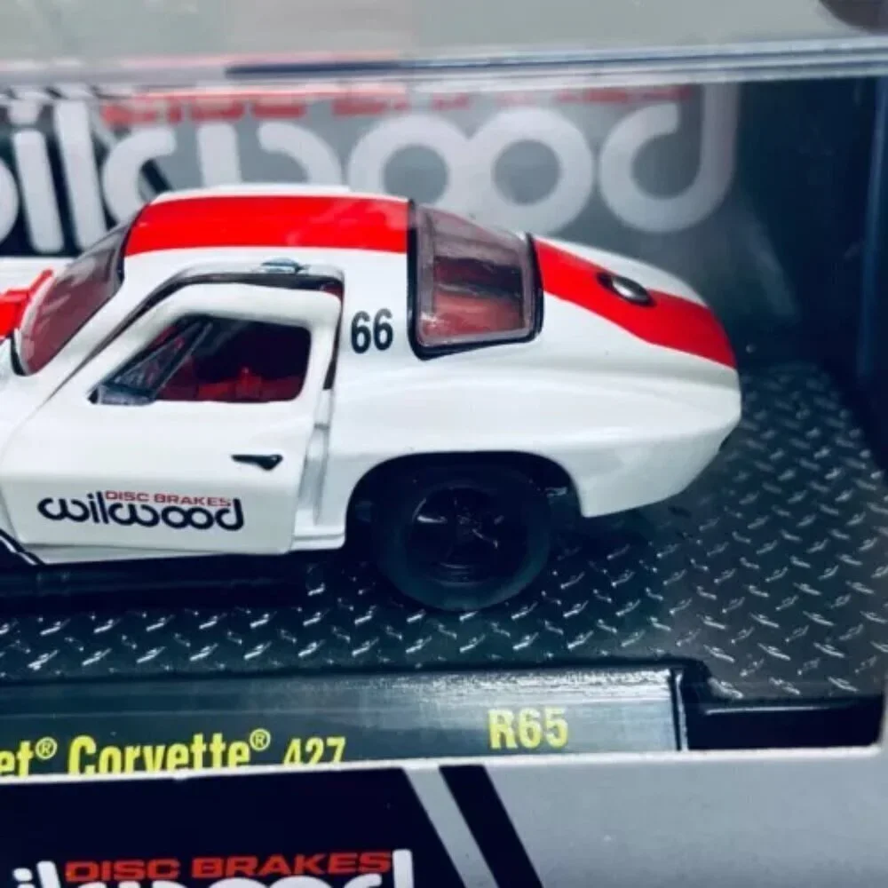 M2 Machines 1966 Chevrolet Corvette 427 R65 Wilwood Disc Brakes Themed 1:64‎ Car